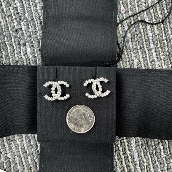 CHANEL CC LOGO STUD EARRINGS WITH PEARLS - Picture 7 of 14